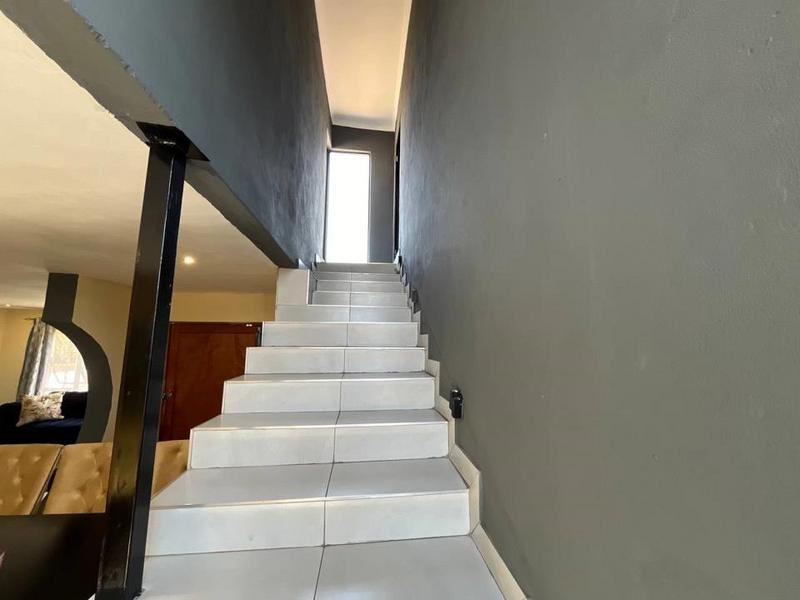 To Let 4 Bedroom Property for Rent in Fleurhof Gauteng