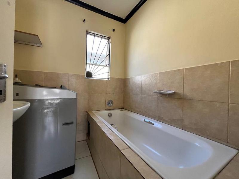 To Let 4 Bedroom Property for Rent in Fleurhof Gauteng