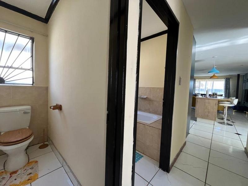 To Let 4 Bedroom Property for Rent in Fleurhof Gauteng