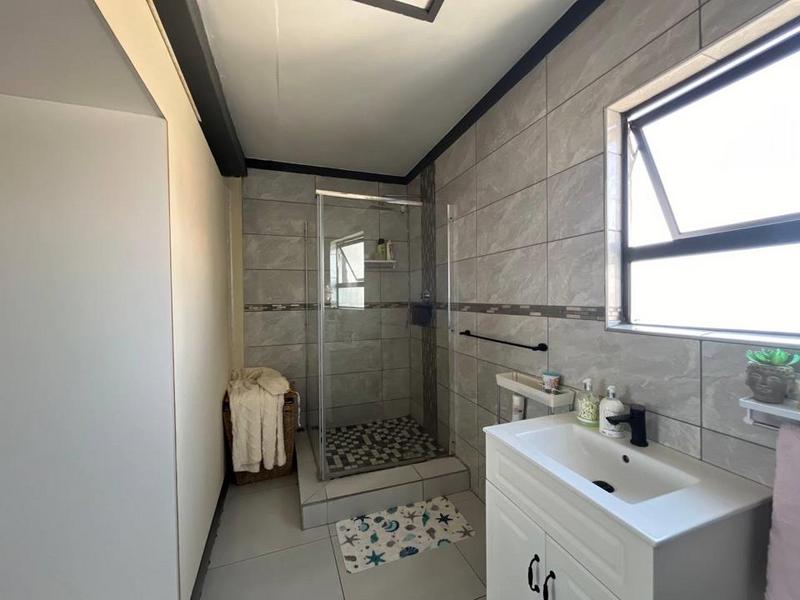To Let 4 Bedroom Property for Rent in Fleurhof Gauteng