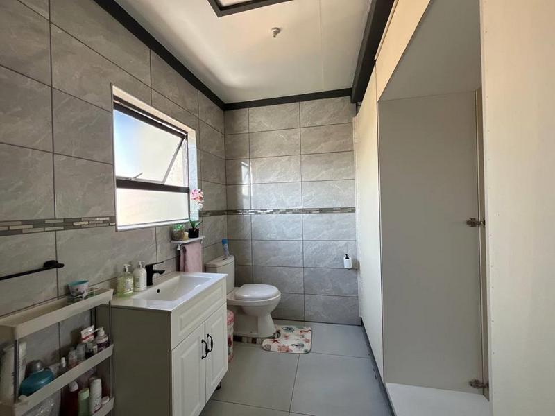To Let 4 Bedroom Property for Rent in Fleurhof Gauteng