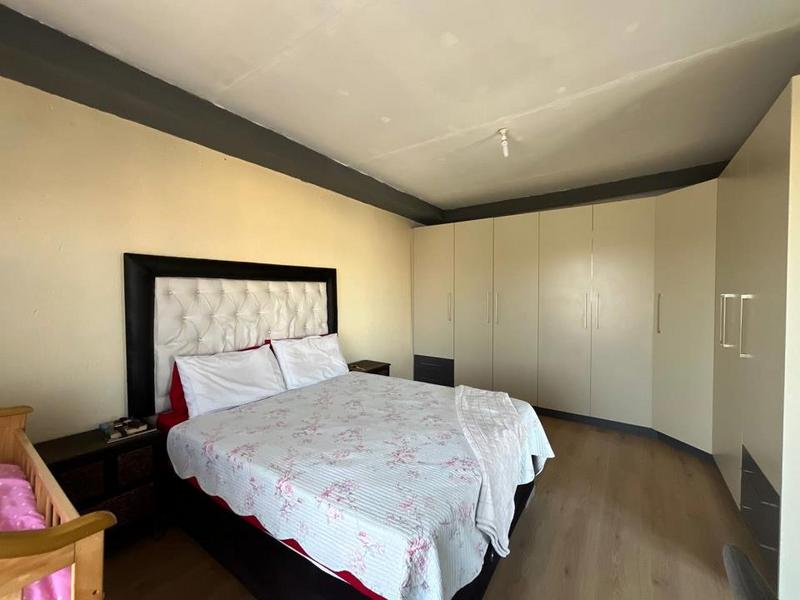To Let 4 Bedroom Property for Rent in Fleurhof Gauteng