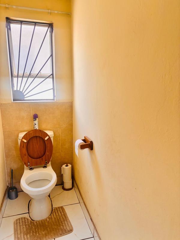 To Let 4 Bedroom Property for Rent in Fleurhof Gauteng