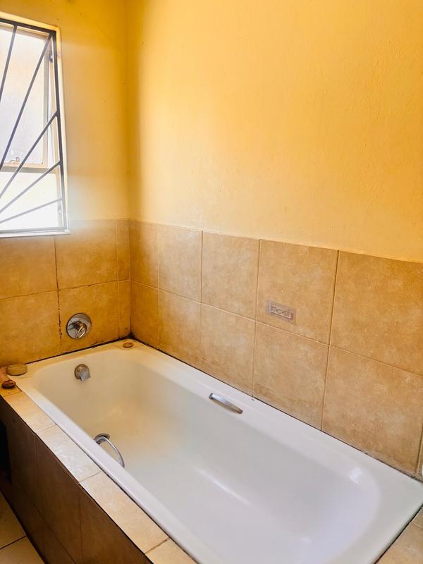 To Let 4 Bedroom Property for Rent in Fleurhof Gauteng
