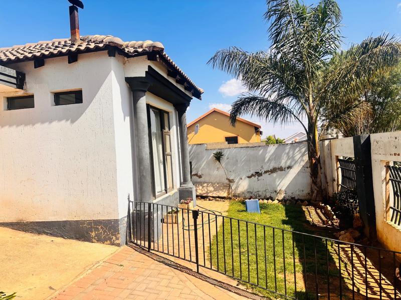 To Let 4 Bedroom Property for Rent in Fleurhof Gauteng
