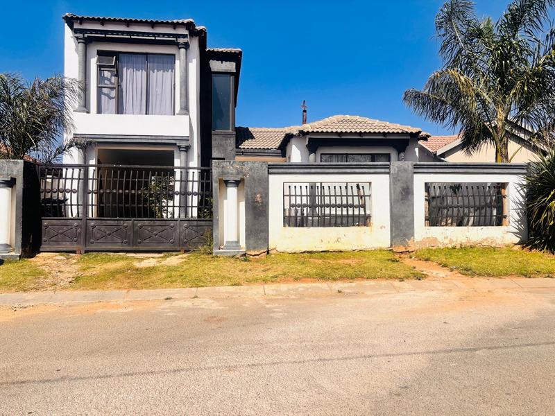 To Let 4 Bedroom Property for Rent in Fleurhof Gauteng