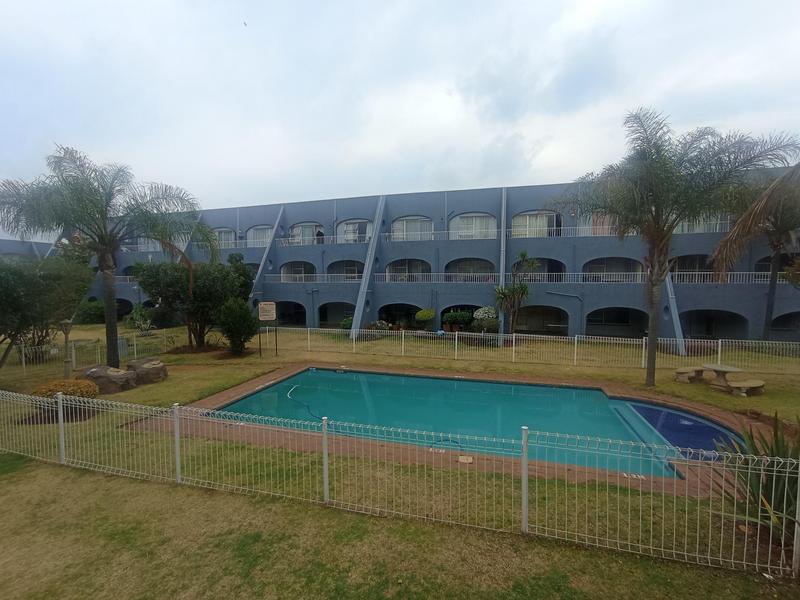 To Let 2 Bedroom Property for Rent in Florida Lake Gauteng