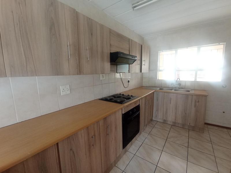 To Let 2 Bedroom Property for Rent in Florida Lake Gauteng