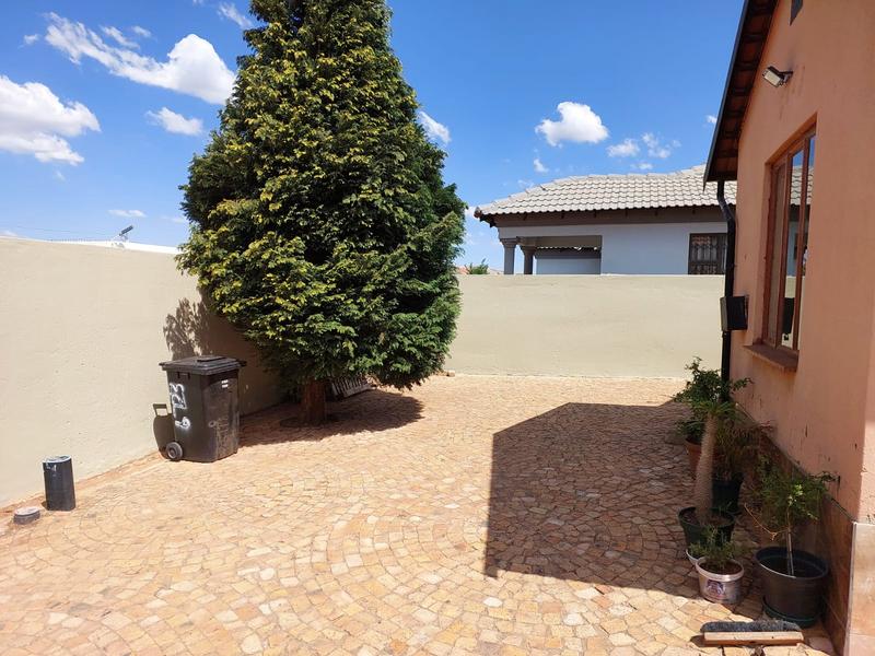 To Let 3 Bedroom Property for Rent in Protea Glen Gauteng