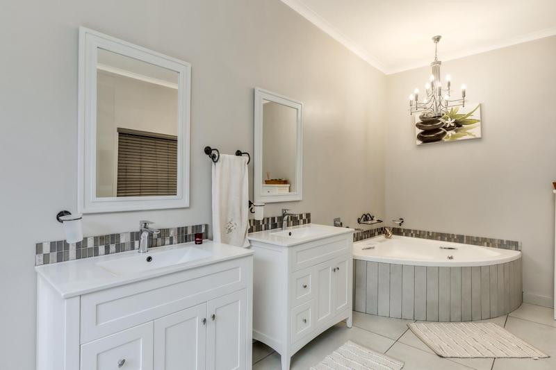 5 Bedroom Property for Sale in Fourways Gardens Gauteng