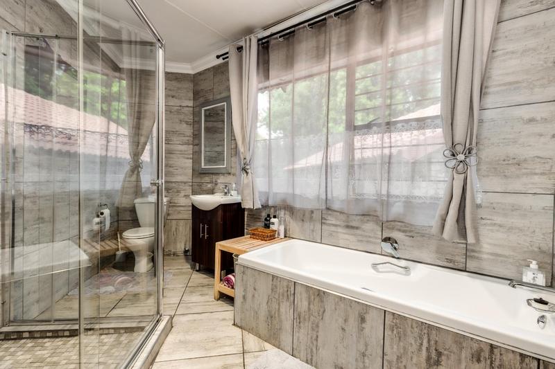 5 Bedroom Property for Sale in Fourways Gardens Gauteng