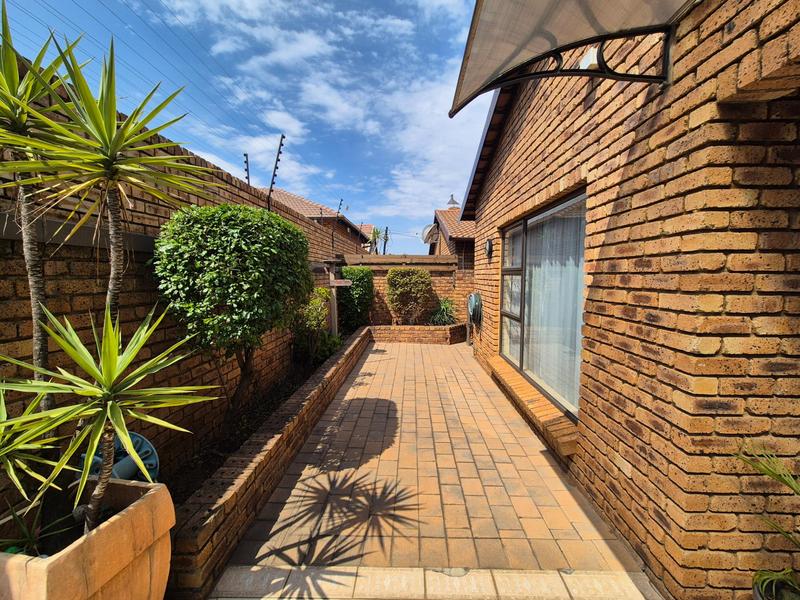 3 Bedroom Property for Sale in New Redruth Gauteng