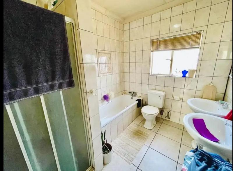 4 Bedroom Property for Sale in Glenanda Gauteng