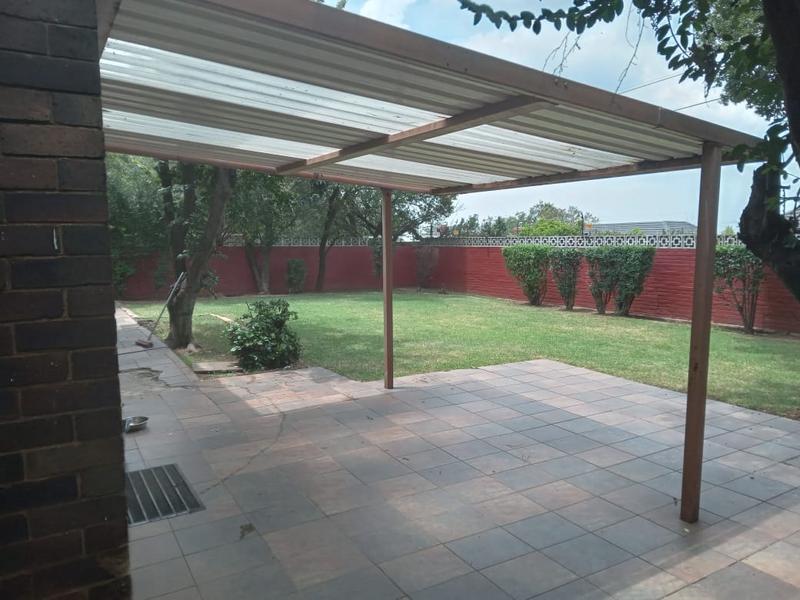 5 Bedroom Property for Sale in Linmeyer Gauteng