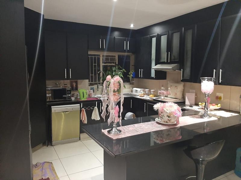 5 Bedroom Property for Sale in Linmeyer Gauteng