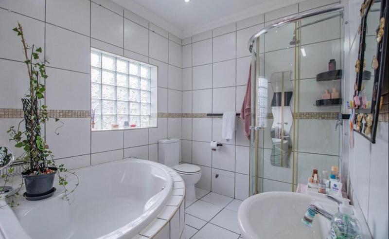 4 Bedroom Property for Sale in General Albertspark Gauteng