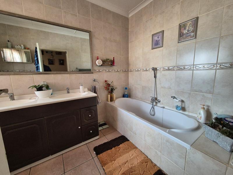 3 Bedroom Property for Sale in Linmeyer Gauteng