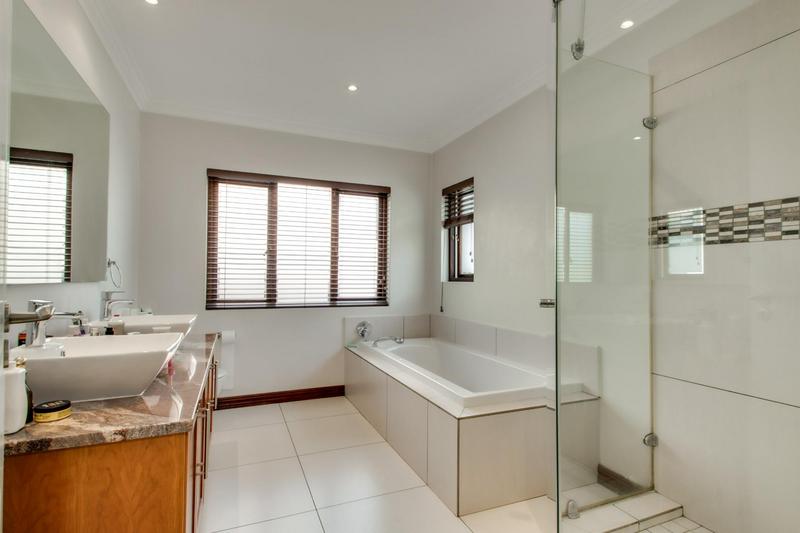 To Let 4 Bedroom Property for Rent in Broadacres Gauteng