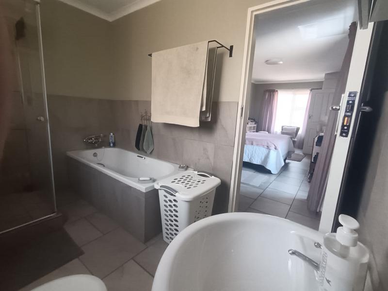 To Let 3 Bedroom Property for Rent in Strubenvale Gauteng