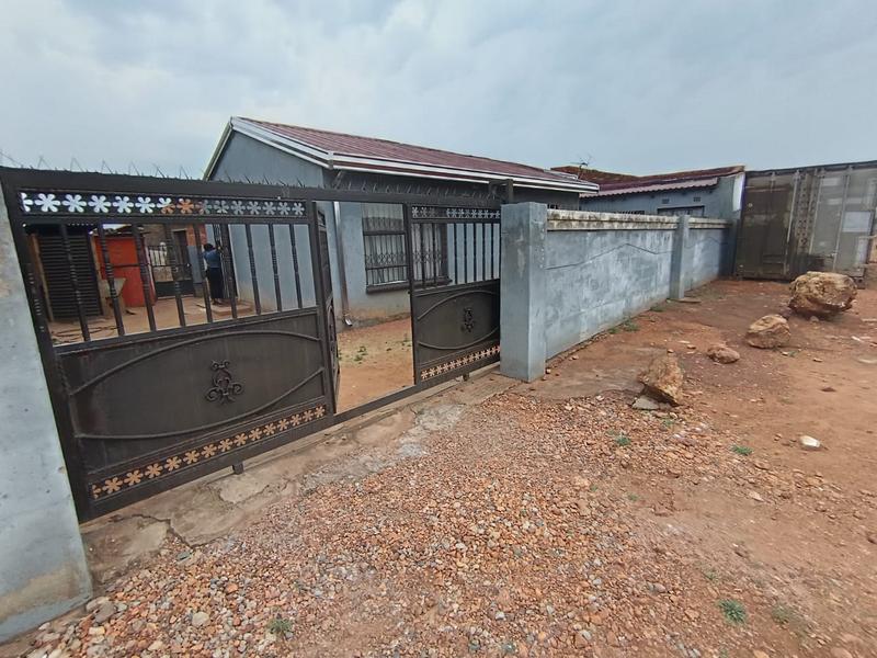 To Let 4 Bedroom Property for Rent in Moleleki Gauteng