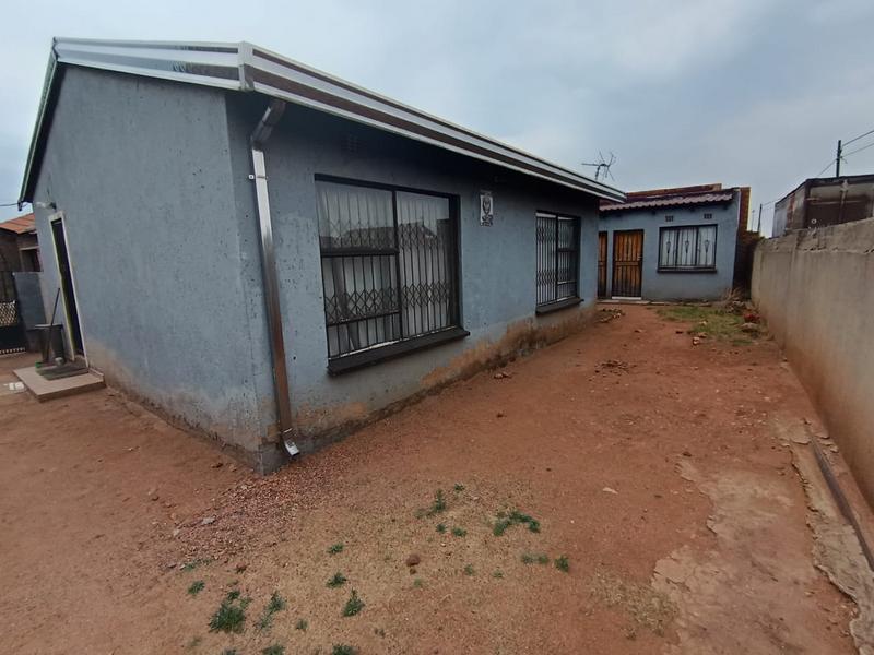 To Let 4 Bedroom Property for Rent in Moleleki Gauteng