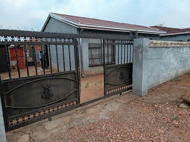 To Let 4 Bedroom Property for Rent in Moleleki Gauteng