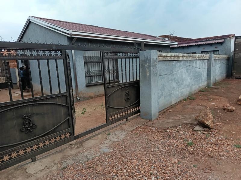 To Let 4 Bedroom Property for Rent in Moleleki Gauteng