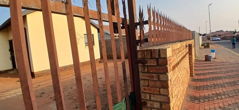 2 Bedroom Property for Sale in Kagiso Gauteng