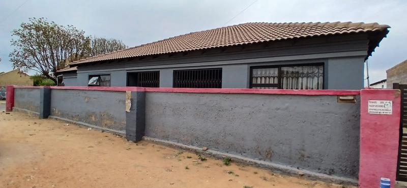 4 Bedroom Property for Sale in Kagiso Gauteng