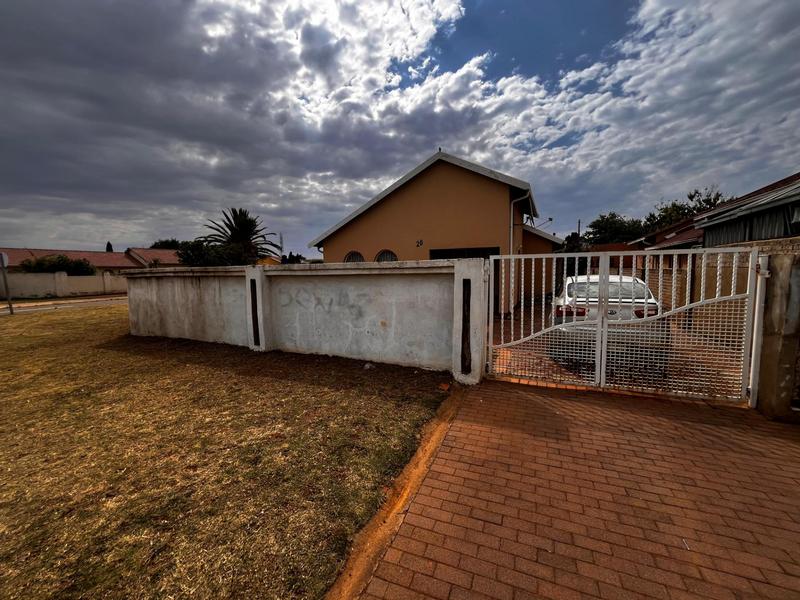 To Let 3 Bedroom Property for Rent in Zakariyya Park Gauteng