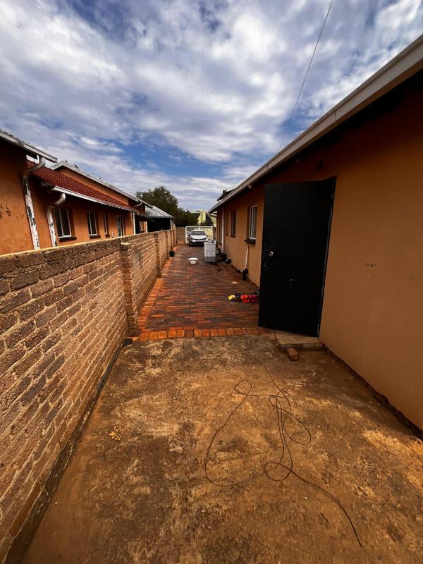 To Let 3 Bedroom Property for Rent in Zakariyya Park Gauteng