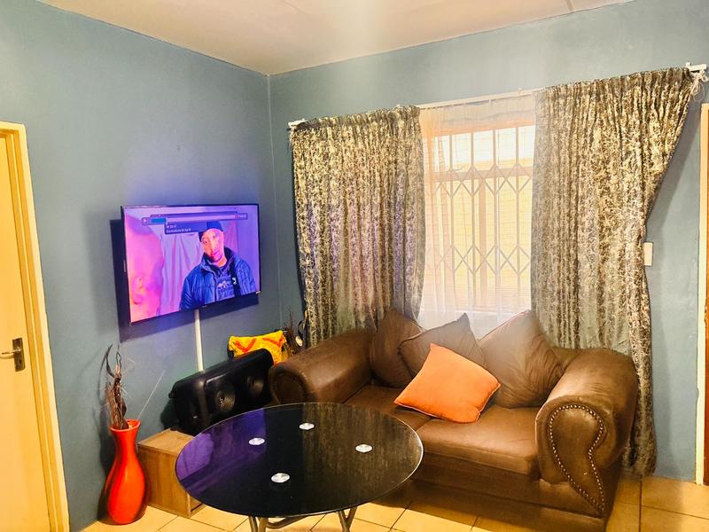 To Let 2 Bedroom Property for Rent in Fleurhof Gauteng