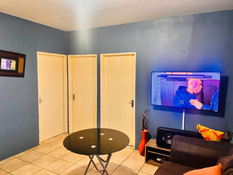 To Let 2 Bedroom Property for Rent in Fleurhof Gauteng