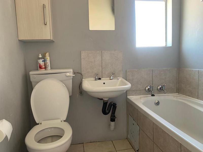 To Let 2 Bedroom Property for Rent in Fleurhof Gauteng