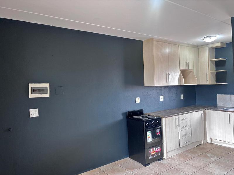 To Let 2 Bedroom Property for Rent in Fleurhof Gauteng