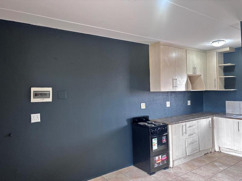 To Let 2 Bedroom Property for Rent in Fleurhof Gauteng