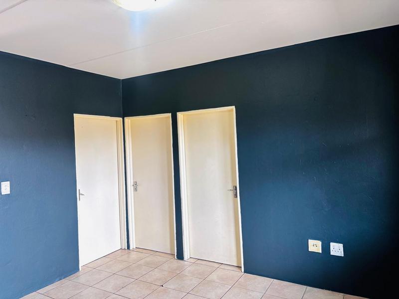To Let 2 Bedroom Property for Rent in Fleurhof Gauteng