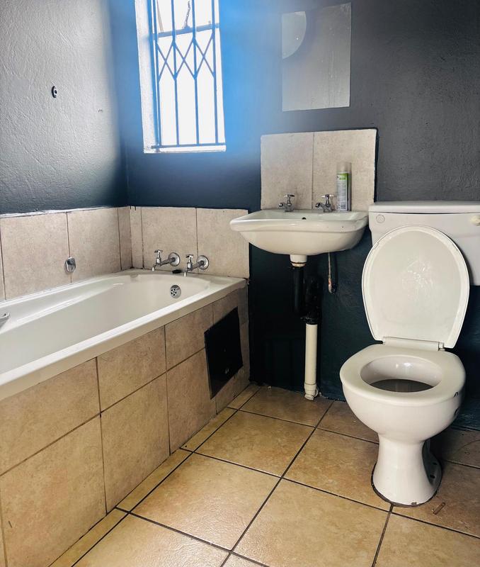 To Let 2 Bedroom Property for Rent in Fleurhof Gauteng