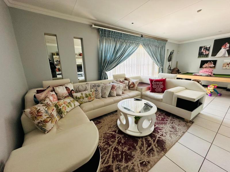 6 Bedroom Property for Sale in Parkhill Gardens Gauteng