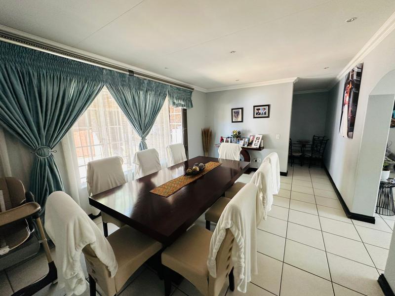 6 Bedroom Property for Sale in Parkhill Gardens Gauteng