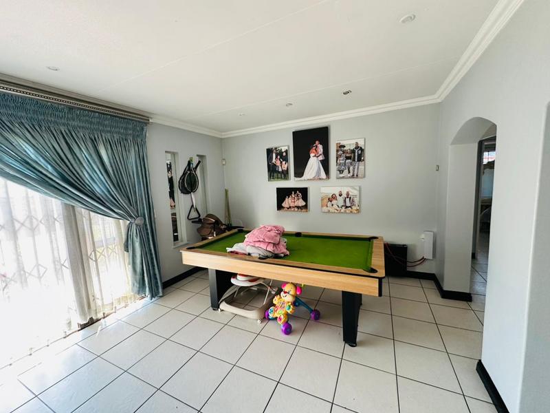 6 Bedroom Property for Sale in Parkhill Gardens Gauteng