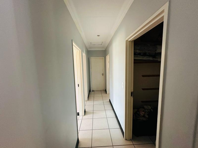 6 Bedroom Property for Sale in Parkhill Gardens Gauteng