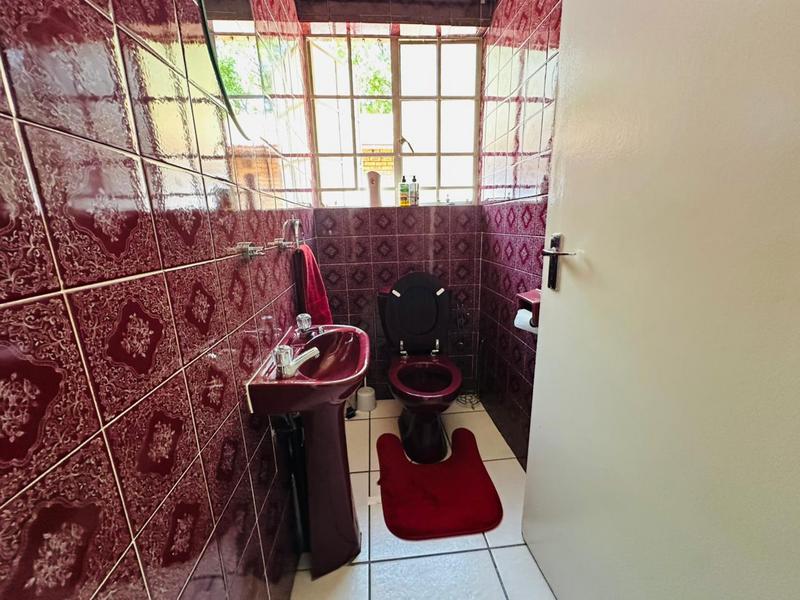 6 Bedroom Property for Sale in Parkhill Gardens Gauteng