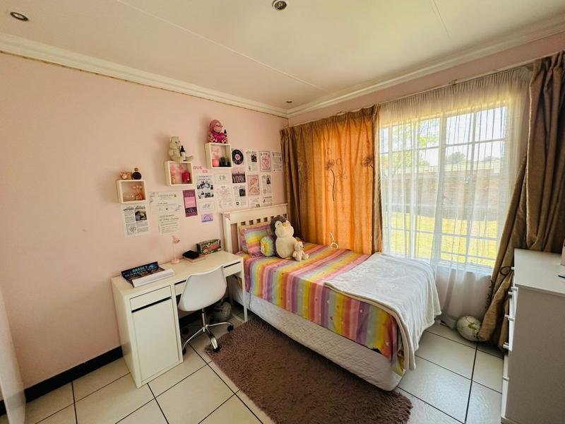 6 Bedroom Property for Sale in Parkhill Gardens Gauteng