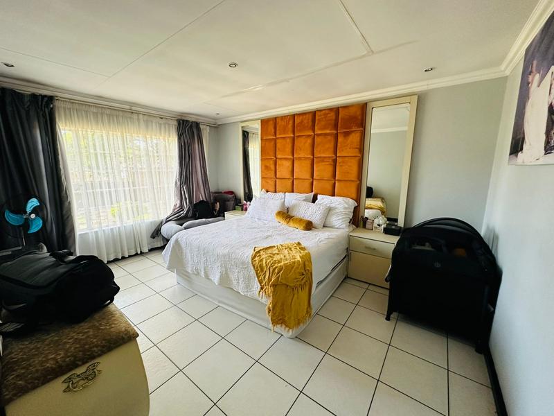 6 Bedroom Property for Sale in Parkhill Gardens Gauteng