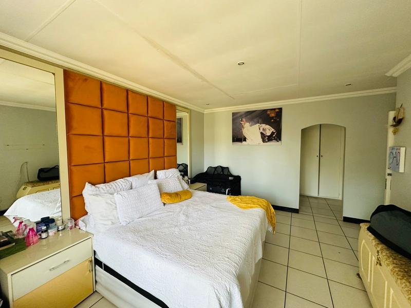 6 Bedroom Property for Sale in Parkhill Gardens Gauteng