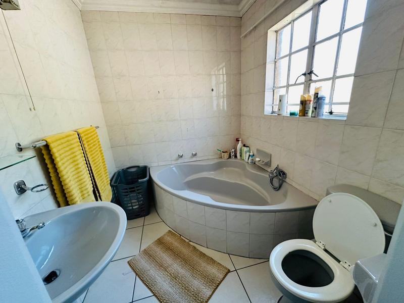 6 Bedroom Property for Sale in Parkhill Gardens Gauteng