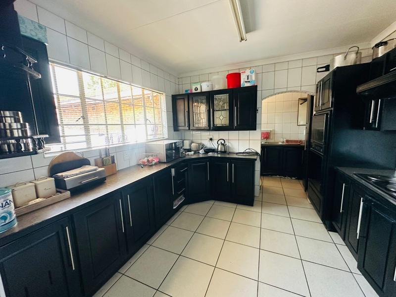 6 Bedroom Property for Sale in Parkhill Gardens Gauteng