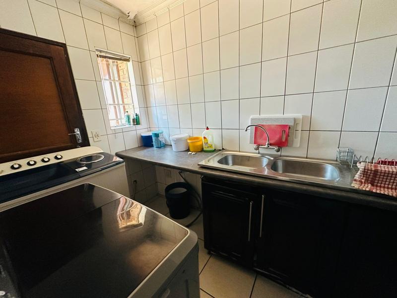 6 Bedroom Property for Sale in Parkhill Gardens Gauteng