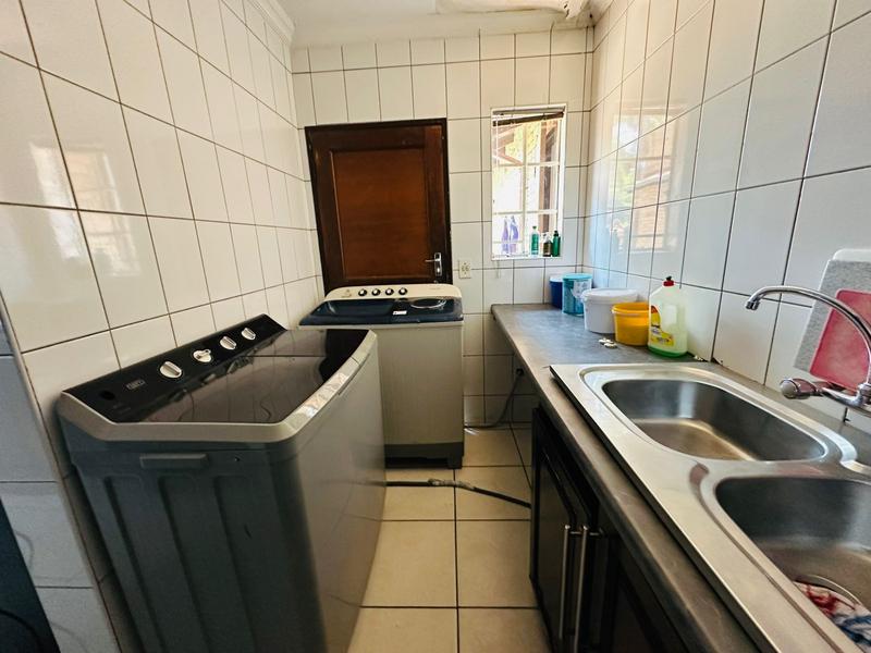 6 Bedroom Property for Sale in Parkhill Gardens Gauteng